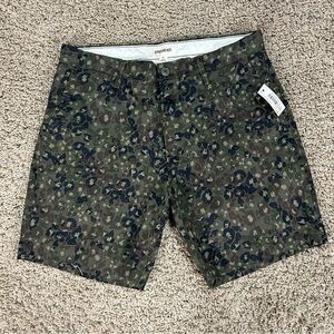 NWT Goodthreads Mens Shorts 30x7 Olive Green Animal Camo Print Flat Front Chino
